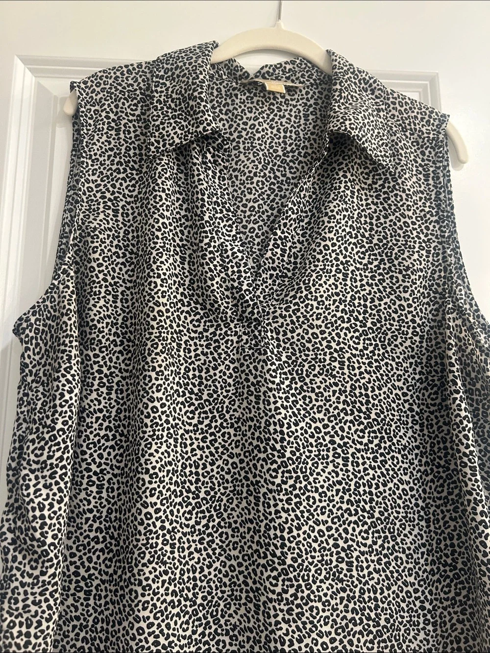 Michael Kors Black & White Leopard Sleeveless V-Neck Collared Blouse